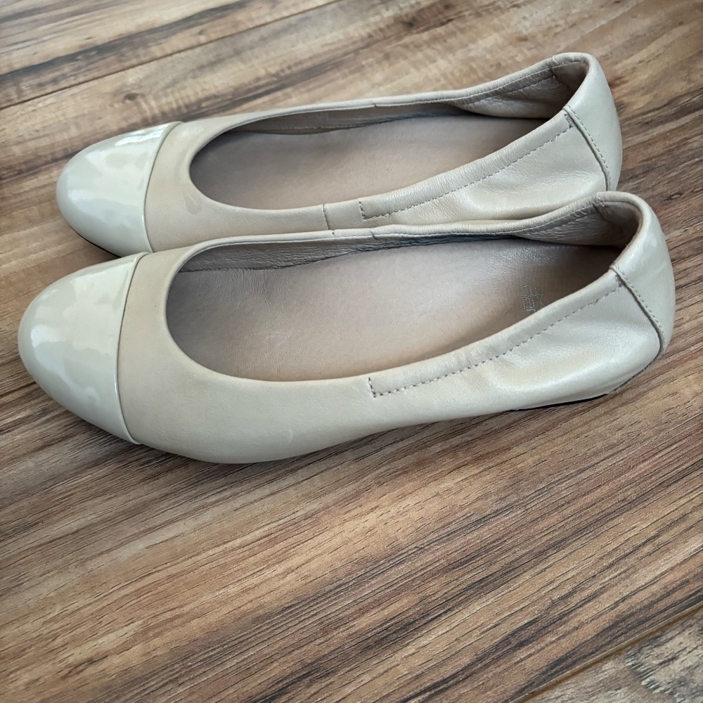 Dansko Cream Leather Lisanne Ballet Flats Patent Cap Toe Womens Size 37‎